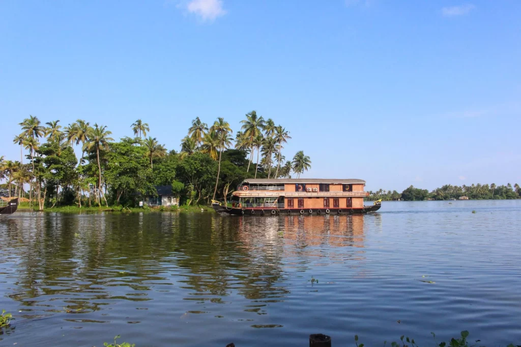 Vembanad Lake, Kumarakom, Kerala - Luxury Hotels